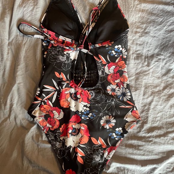 XS Cupshe Bathing Suit - Picture 2 of 2